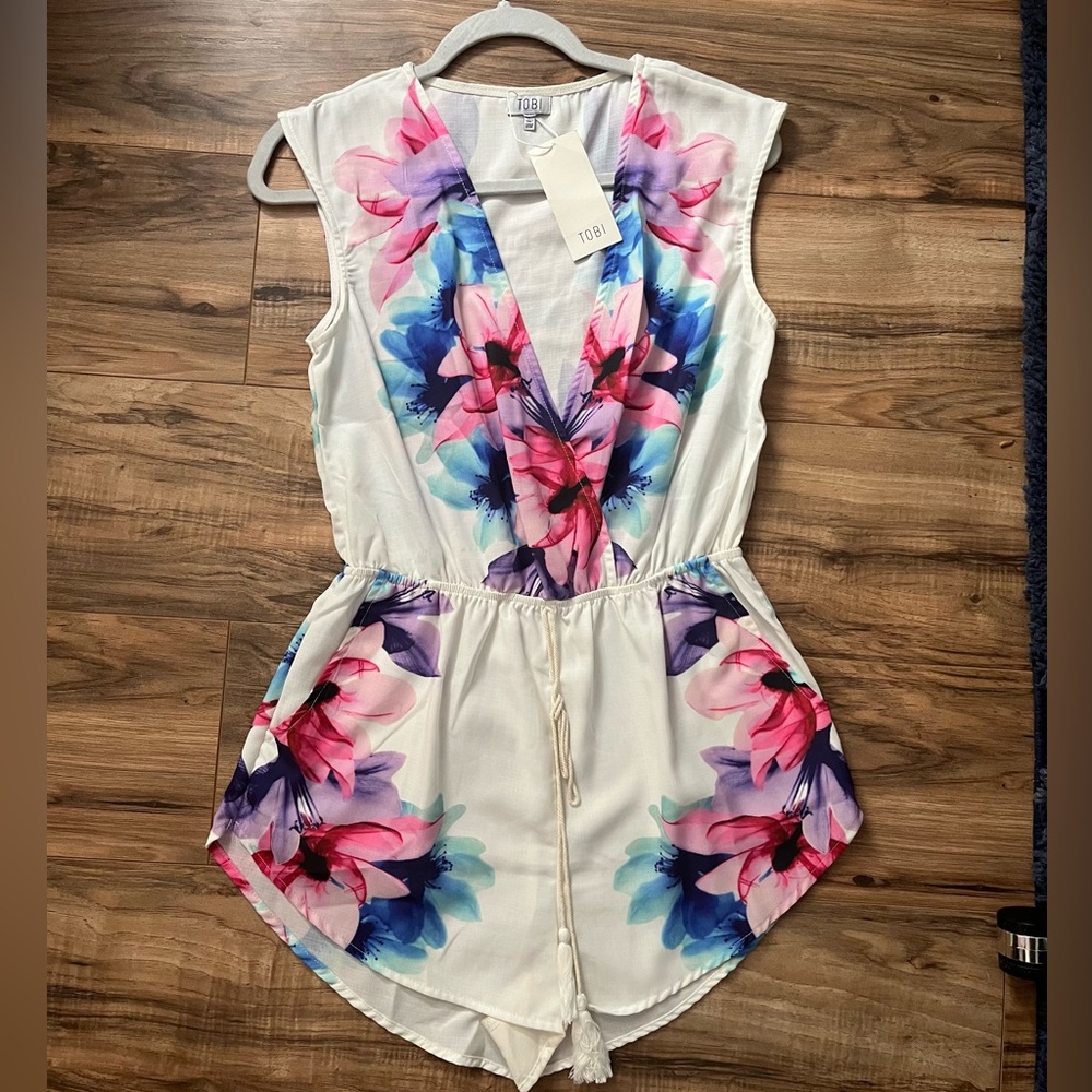 New with tags!! Beautiful floral romper πΈπΈπΈ - Picture 1 of 4